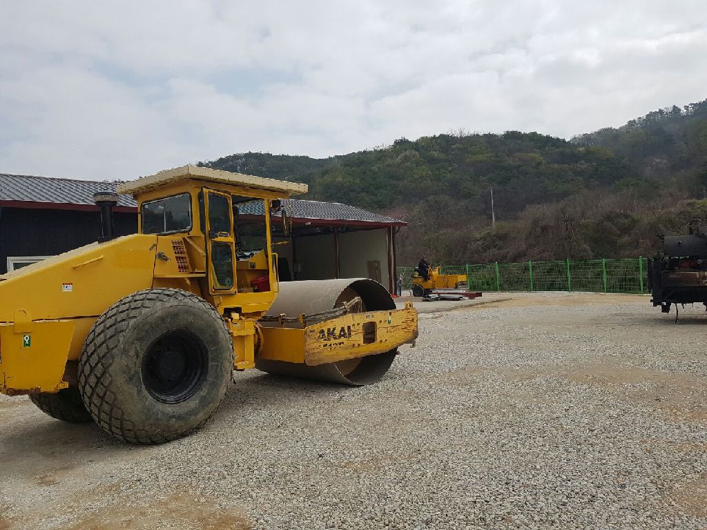 AKAI 진동로라 정면, 골재 야적장