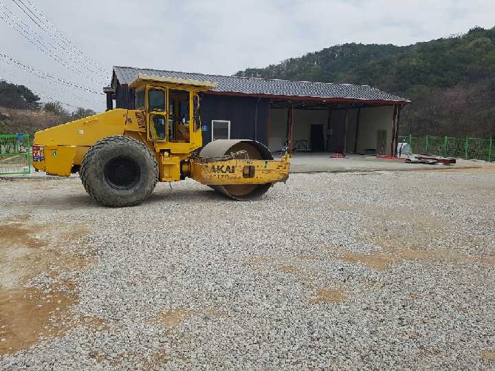 AKAI 진동로라, 창고 앞 대기